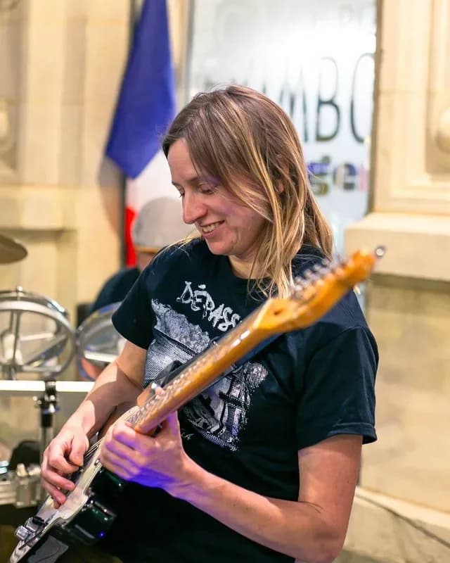 Claire — Chant · Guitare · Clavier · Violon