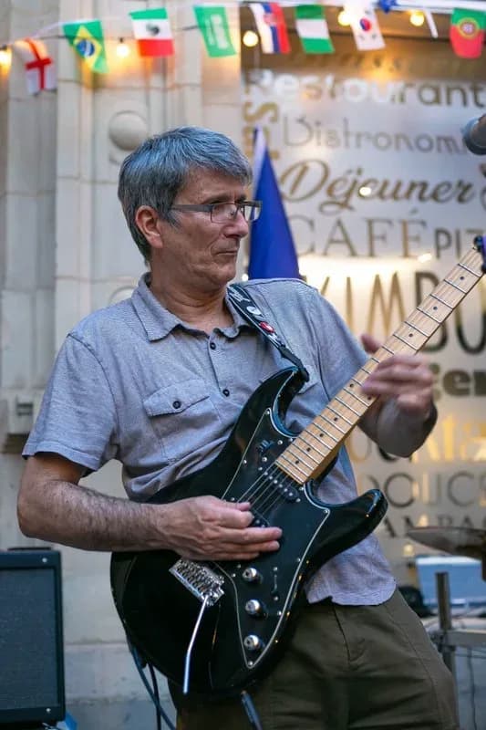 Nicolas — Guitare · Chant
